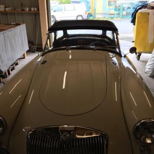 Restauration de l'intérieur d'une vieille voiture